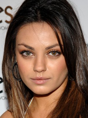 Mila Kunis com heterocromia total