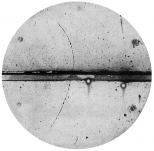 fotografia de uma cloud chamber do primeiro positrão observado