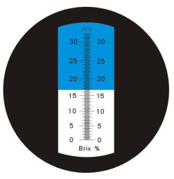 Escala de um refractómetro manual, com observação da linha de sombra (correspondente a 16,8 Brix)