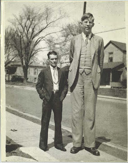 Diferença entre um indivíduo normal (esquerda) e um indivíduo com gigantismo (direita)
