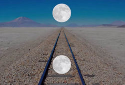Fotomontagem que nos faz percepcionar que a Lua no horizonte parece maior quando não o é na verdade. Se medirem ambas as Luas verão que têm o mesmo tamanho.