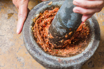 Há evidência da utilização de ferramentas de pedra pelos nossos antepassados para processar certos alimentos, facilitando a sua mastigação. Crédito: ©hadkhanong/Fotolia