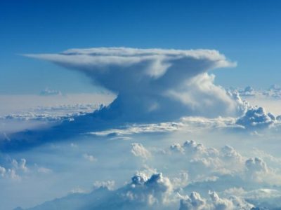 Cumulonimbus incus. É possível observar-se com detalhe a sua forma de bigorna. As nuvens mammatus estão-lhes frequentemente associadas