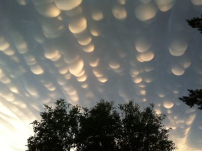 Imagem do céu onde é possível observar um óptimo exemplo da ocorrência de nuvens mammatus
